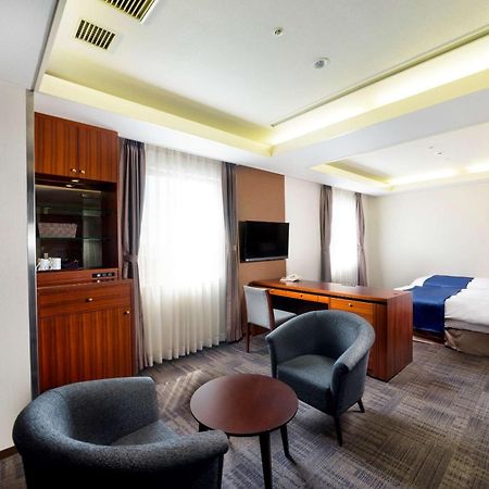 Surestay Plus Hotel By Best Western Shin-Osaka Exterior foto
